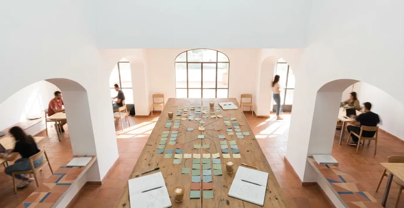 Diagrama visual de automatización de marketing con elementos conectados en un espacio de trabajo español