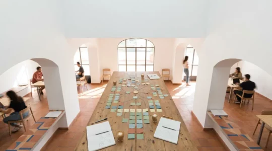 Diagrama visual de automatización de marketing con elementos conectados en un espacio de trabajo español